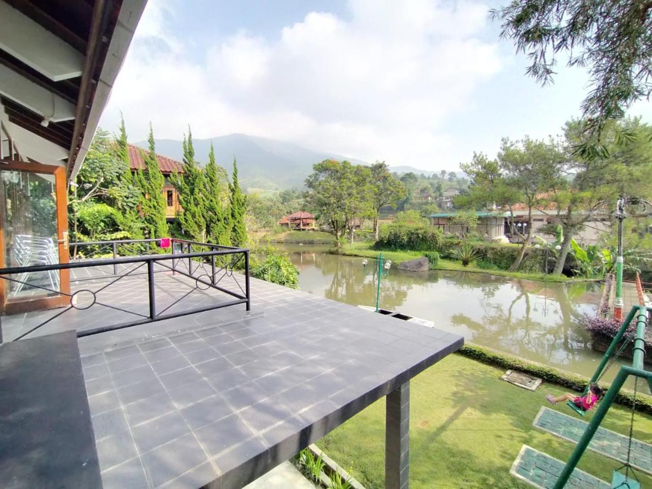 Villa Bukit Danau Lot 14 Cinengangirang Exterior photo